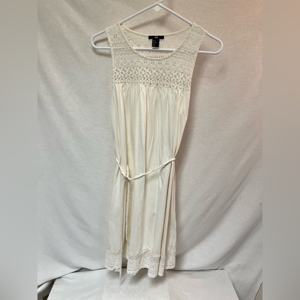 H&M summer dress in medium. Gently used. Cream color. Great summer dress.